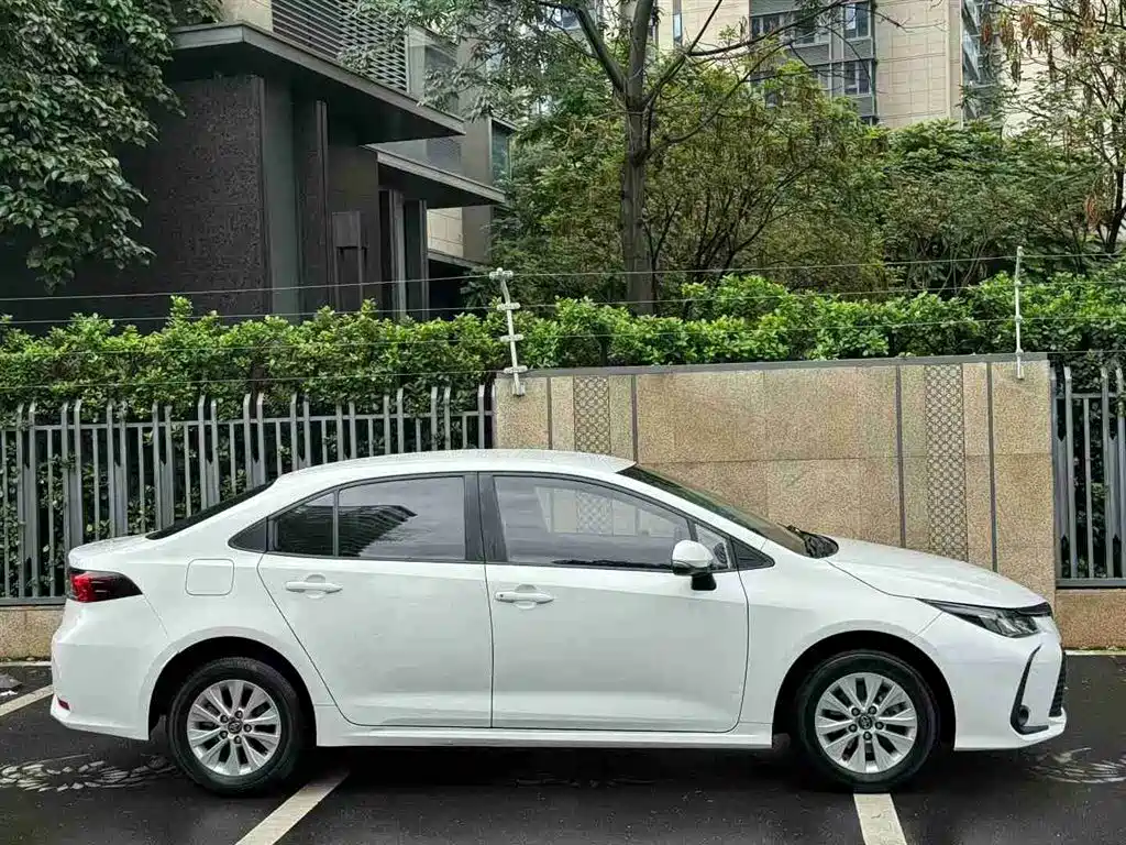Toyota Corolla 2019 1.2T S-CVT GL Pioneer Edition фото 4