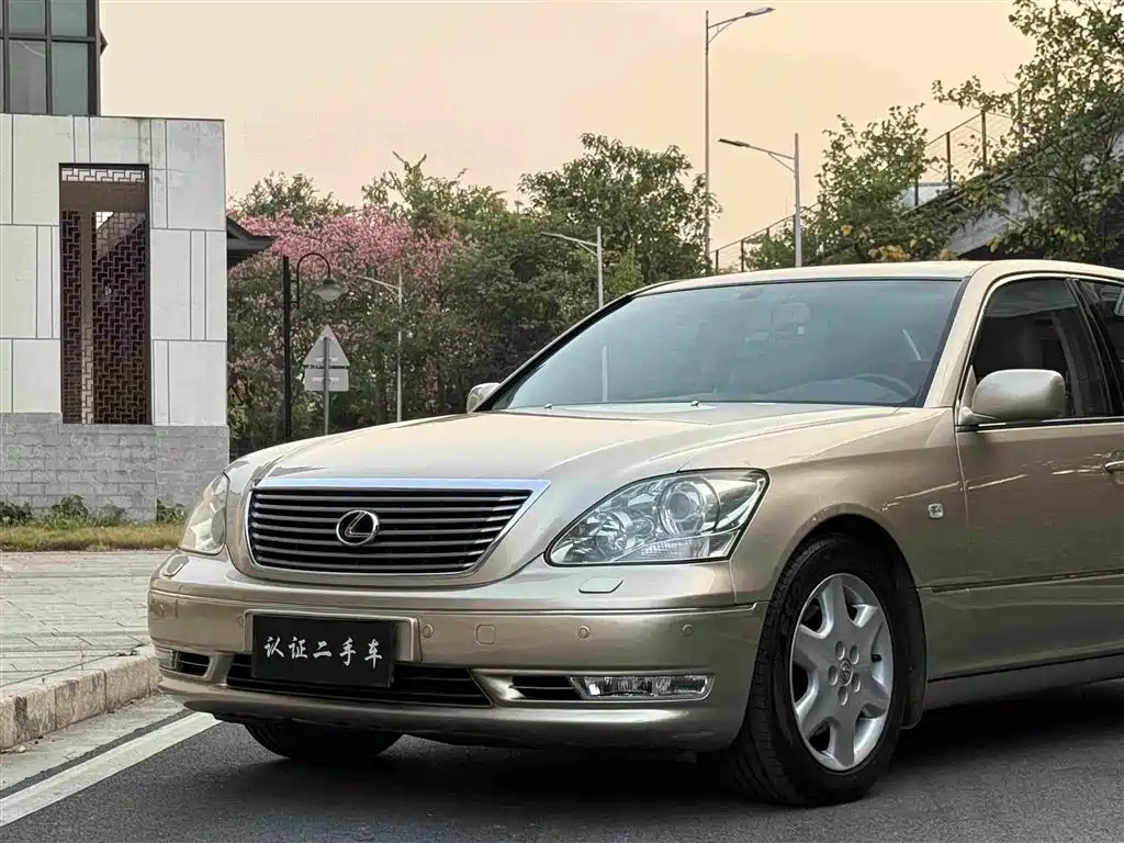 Фото 23 - Lexus LS