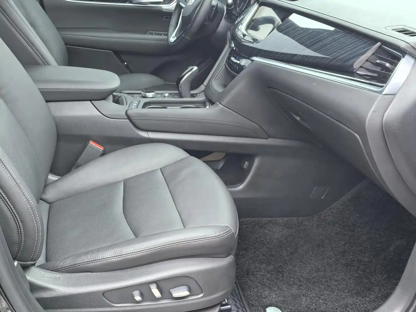 CADILLAC XT6