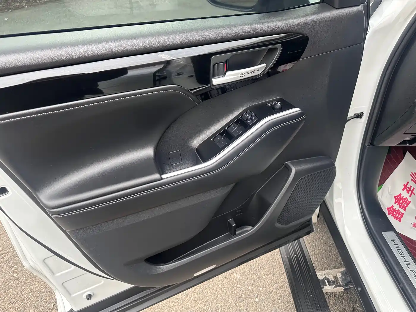Toyota Highlander 2022 Model Dual Engine 2.5L 4WD Premium Edition 7-Seater фото 4