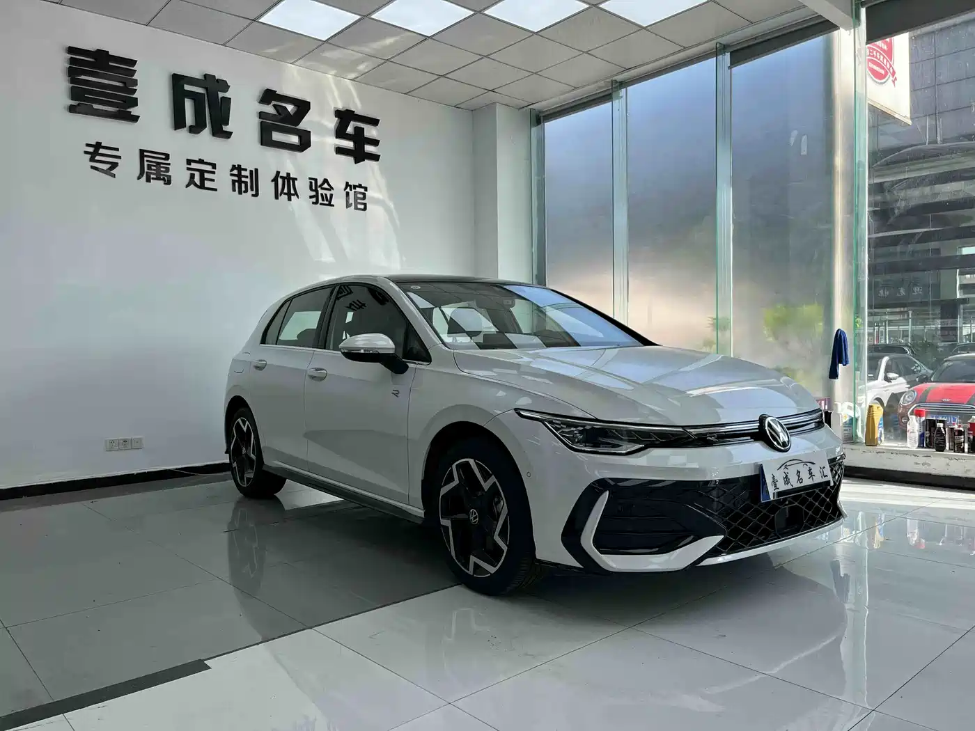 Volkswagen Golf 2025 Facelift 300TSI R-Line фото 3
