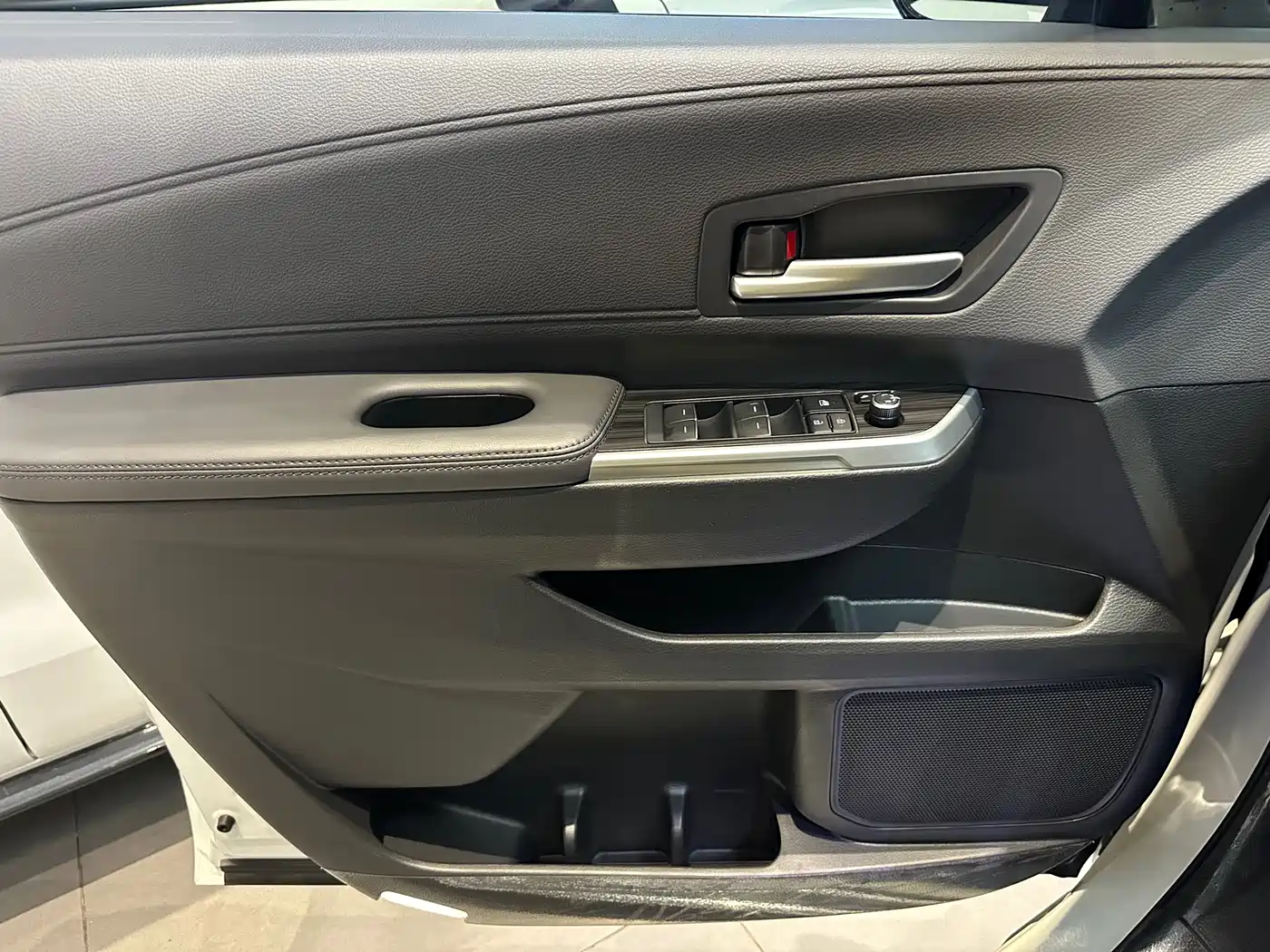 Toyota Sienna 2024 2.5L Hybrid 4WD Premium Edition фото 17