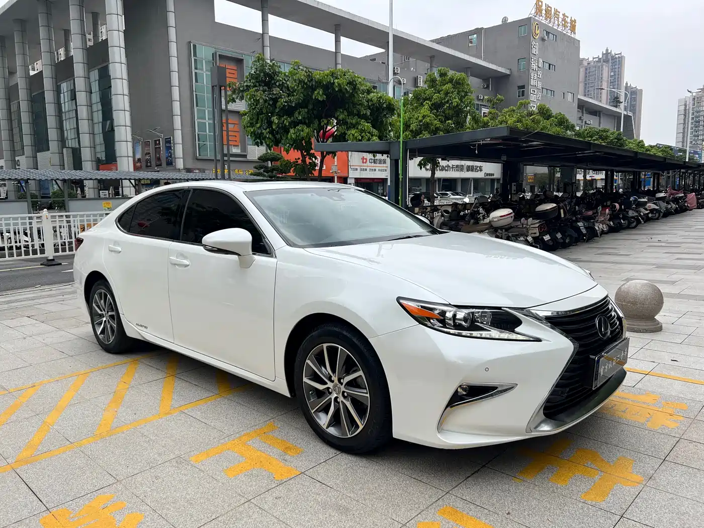 Lexus ES 2015 300h Comfort Edition фото 2