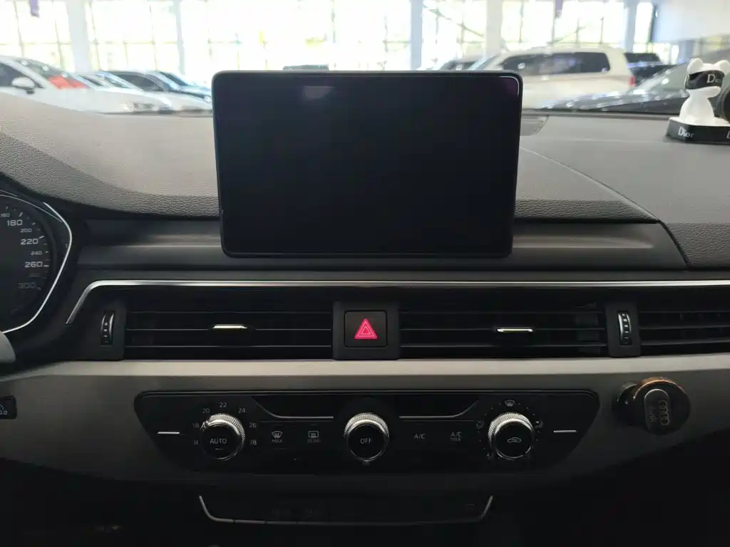 Фото 11 - Audi A4L