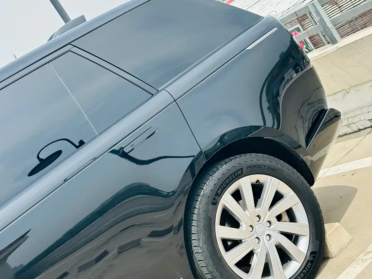 Land Rover Range Rover 2023 3.0 L6 400PS Golden Age 7-Seater Long Wheelbase фото 9
