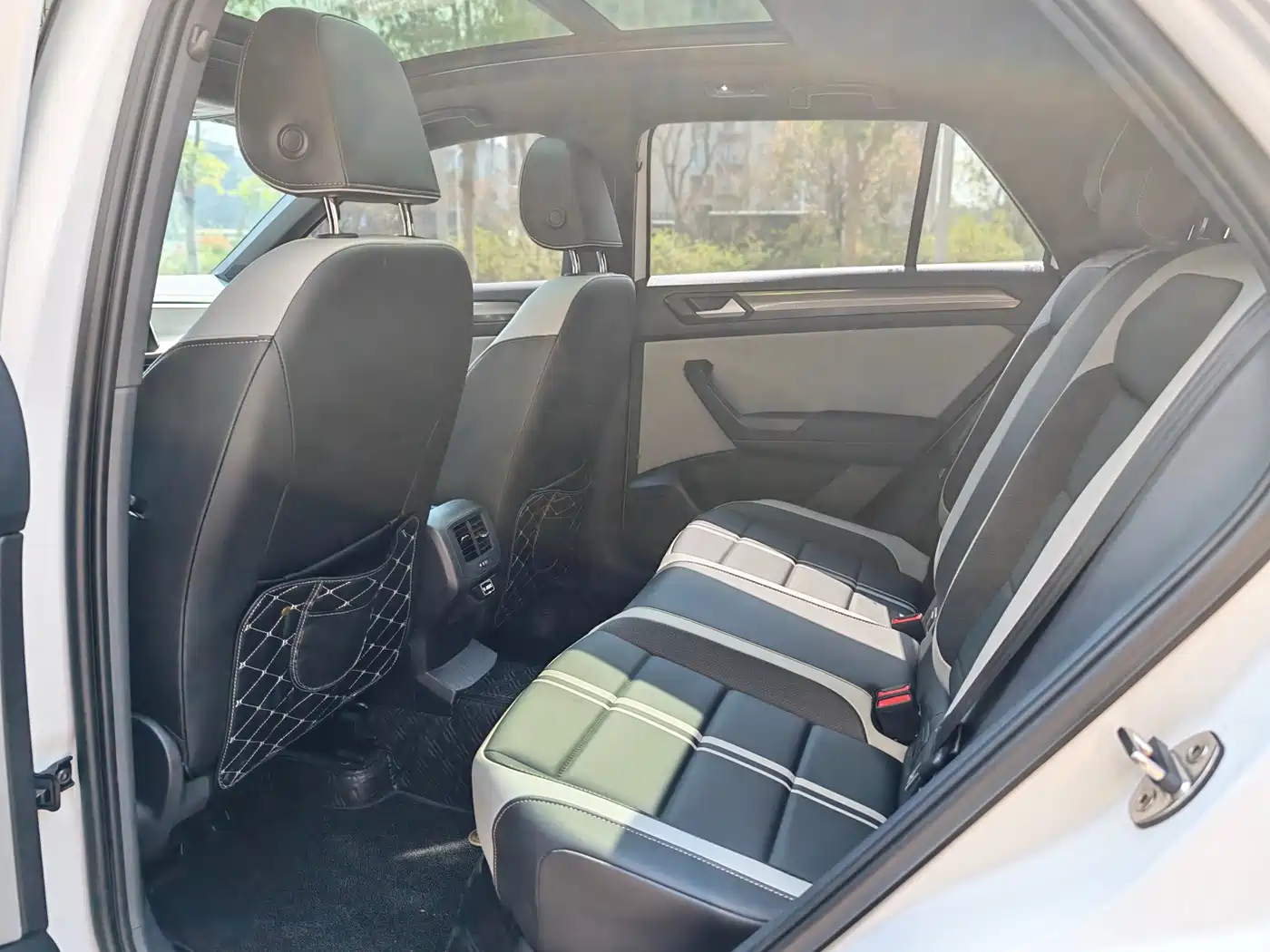 Volkswagen T-ROC 2024 300TSI DSG 2WD Morning Light Edition фото 6