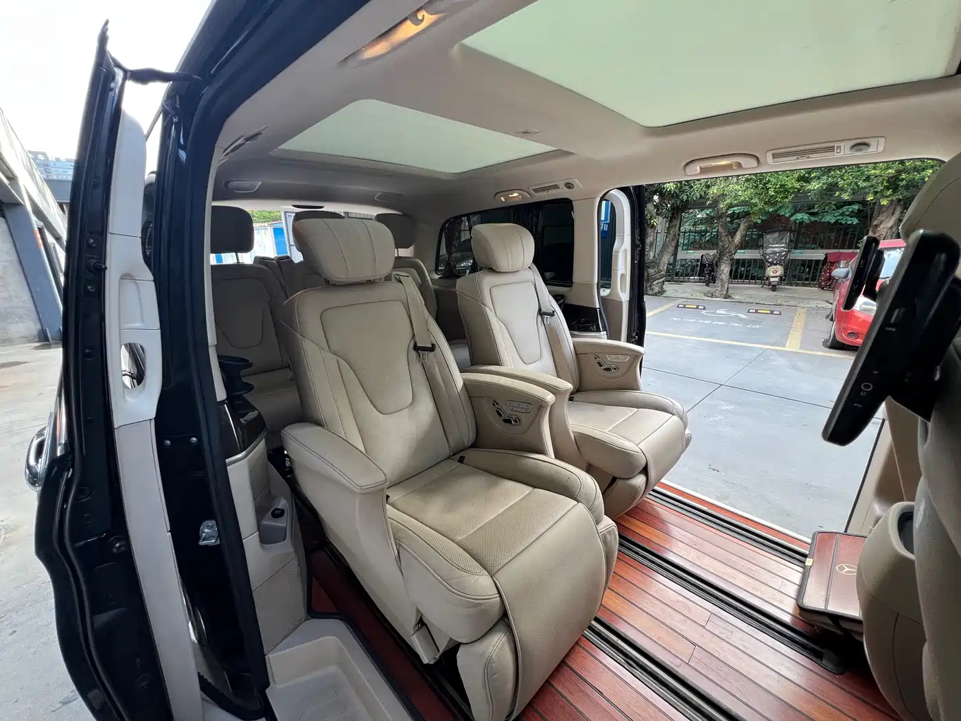 Mercedes-Benz V-Class 2017 2017 Model V 260 L Premium Extended Edition