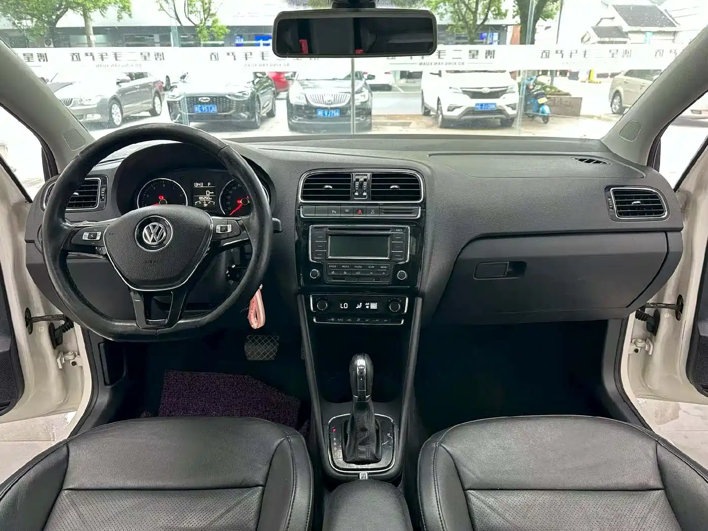 Volkswagen Polo 2014 1.4L Automatic Luxury Edition фото 5