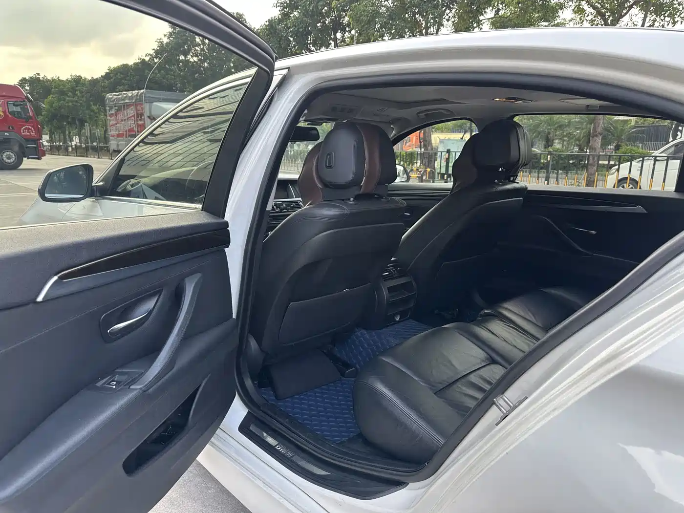 BMW 5 Series 2014 530Li Leading фото 6
