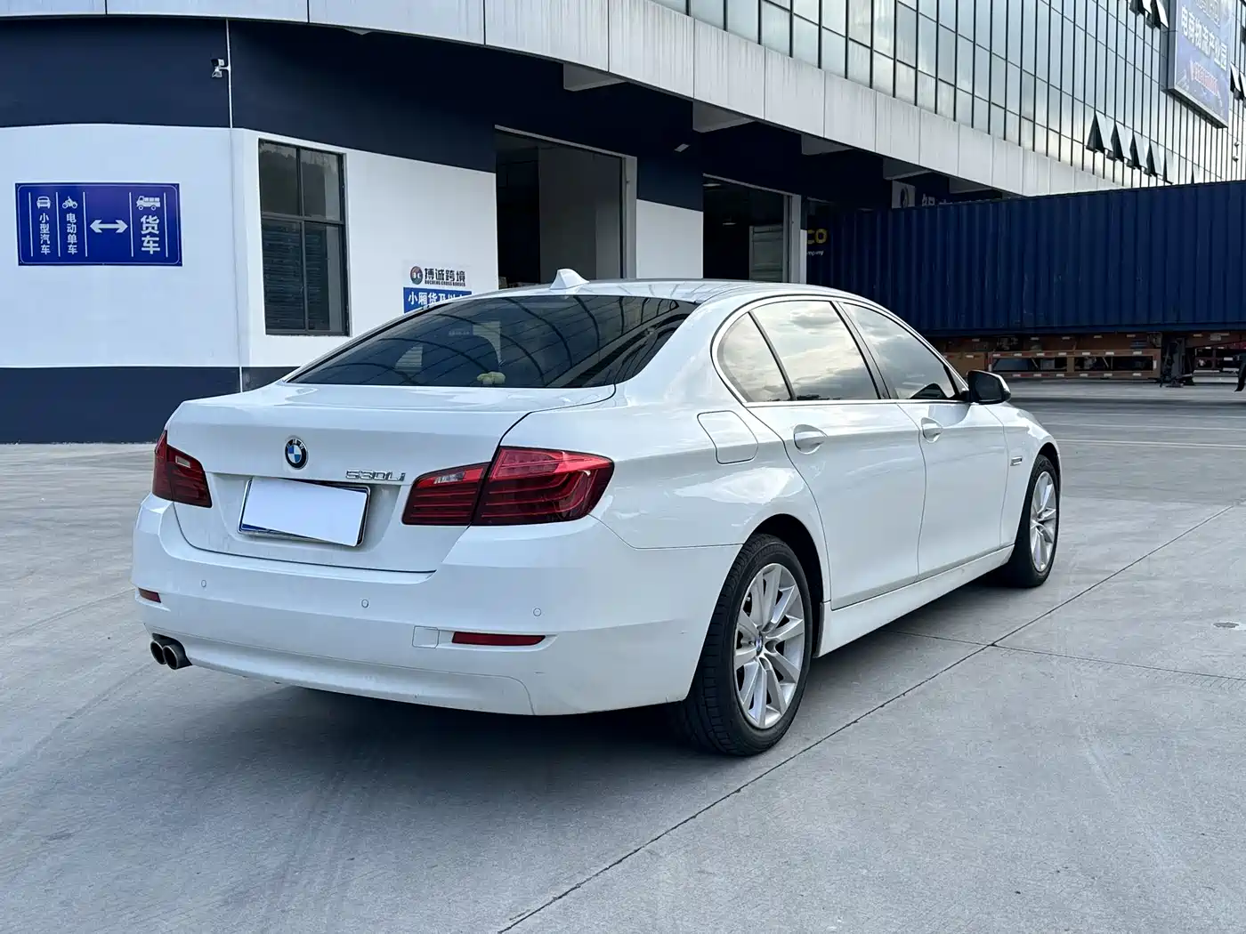 BMW 5 Series 2014 530Li Leading фото 7
