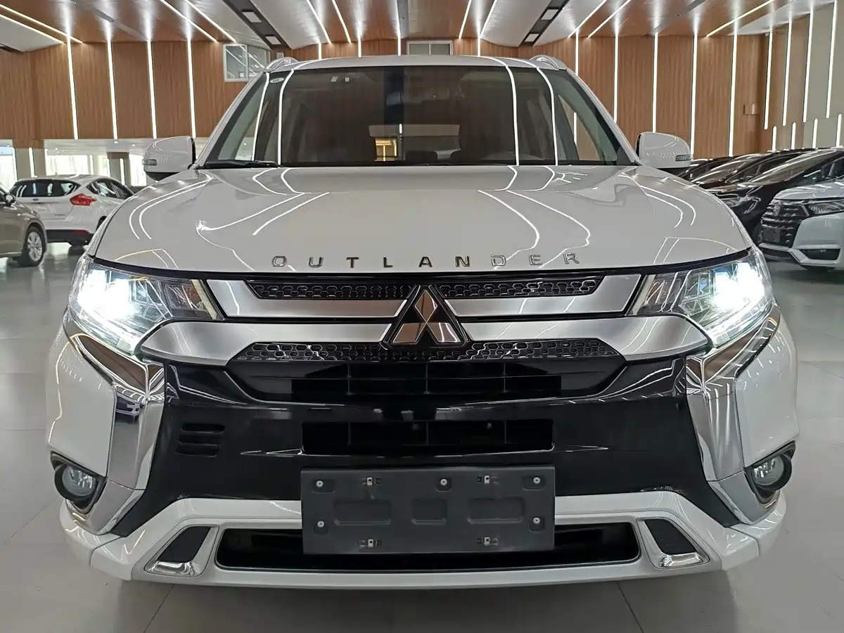 Mitsubishi Outlander 2020 2.4L 4WD Luxury 5-seater фото 2