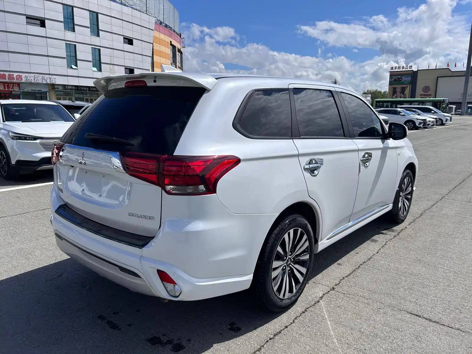 Photo 10 - Mitsubishi Outlander