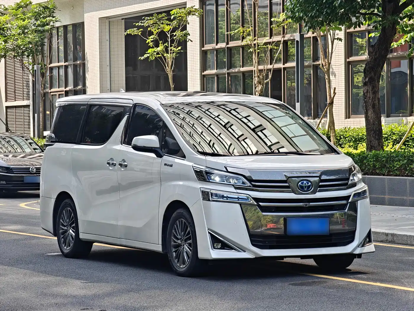 Toyota Vellfire 2020 Twin Engine 2.5L HV Luxury Edition фото 3