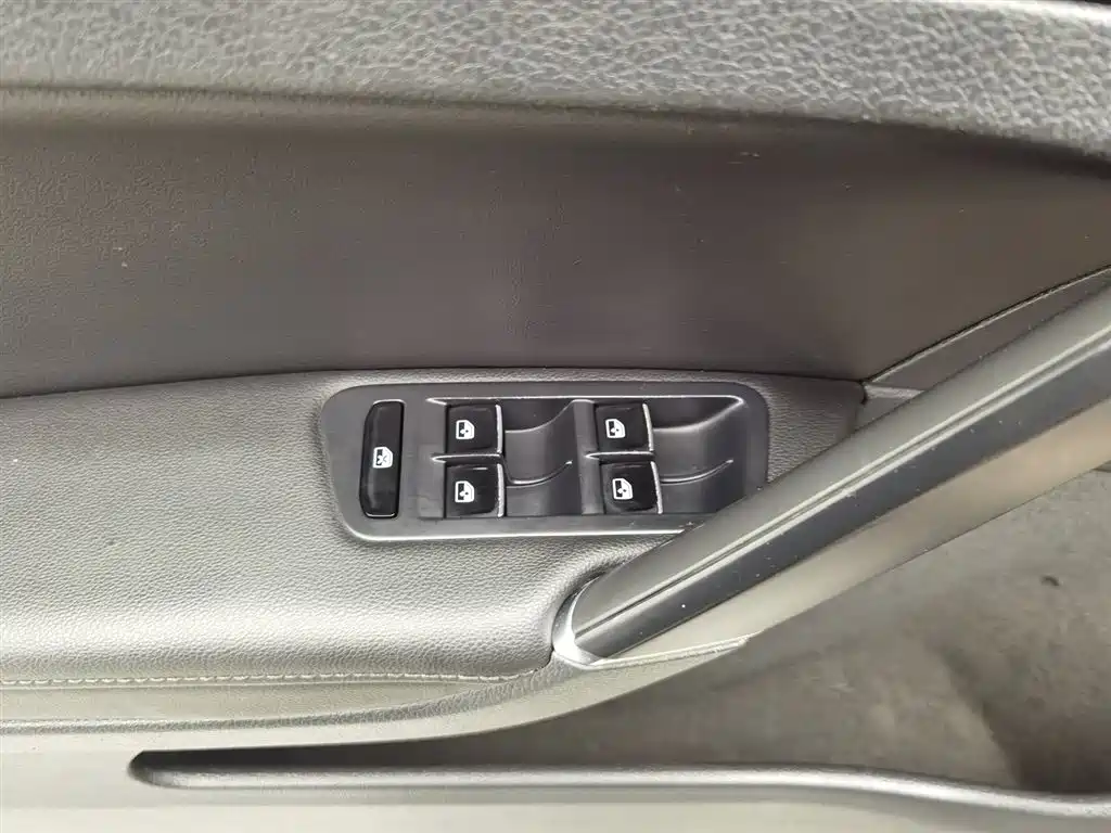 Volkswagen Golf 2016 230TSI Automatic Luxury фото 9