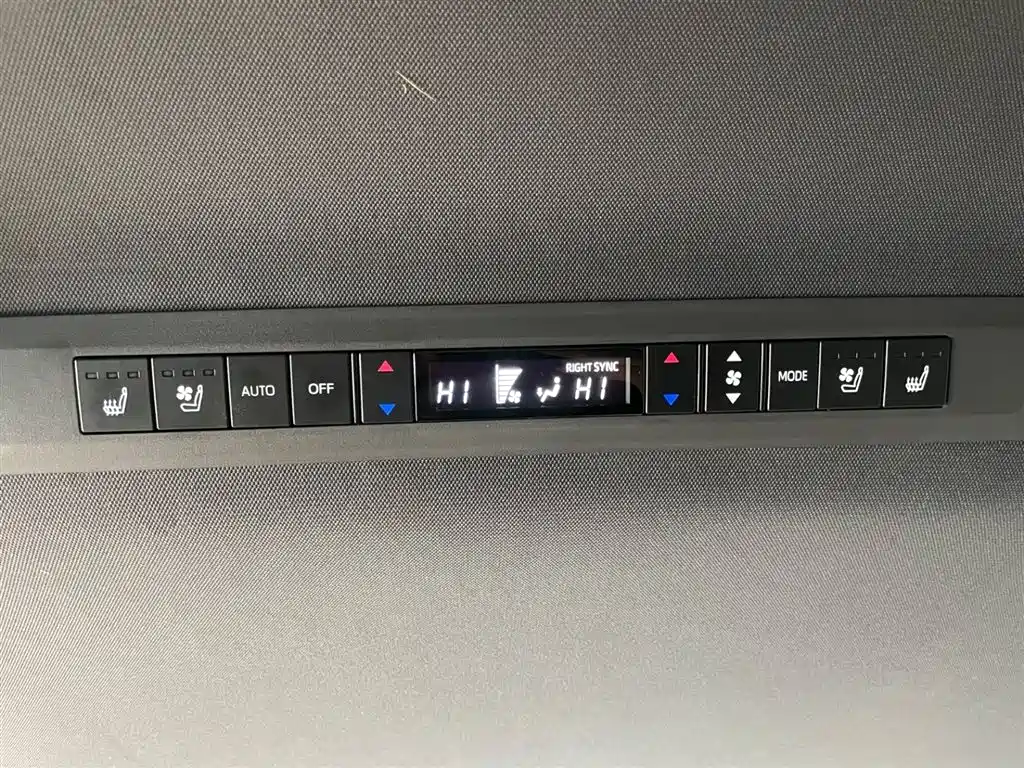 Toyota Sienna 2023 2.5L Hybrid Premium Edition фото 17