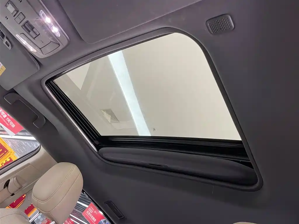 Toyota Sienna 2023 2.5L Hybrid Premium Edition фото 13