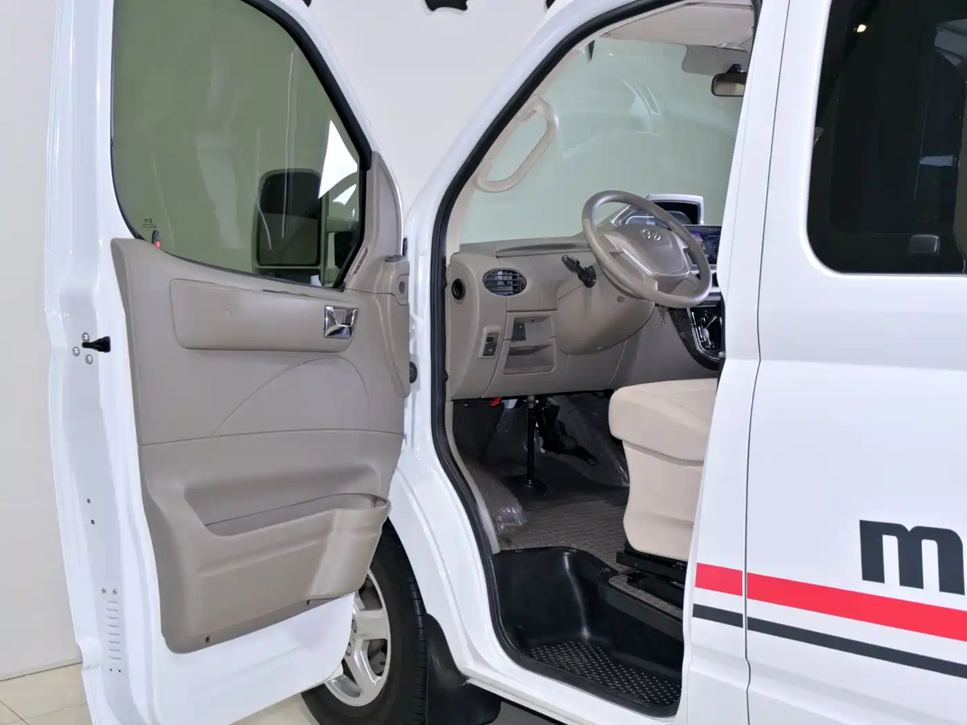 SAIC Maxus Xintu V80 2018 2.5T AMT Elite Long Wheelbase High Roof 5 Seater фото 8