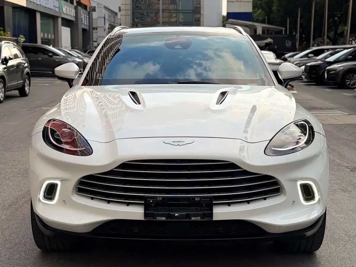 2025 Aston Martin DBX