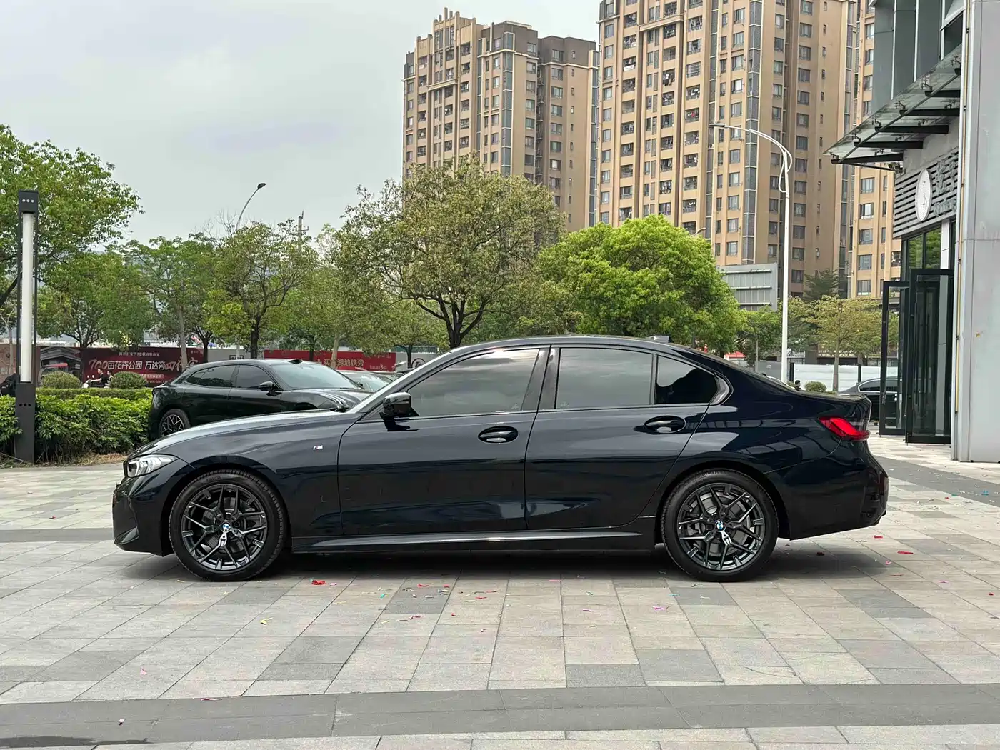 BMW 3 Series 2025 330i M Sport Night Edition фото 7