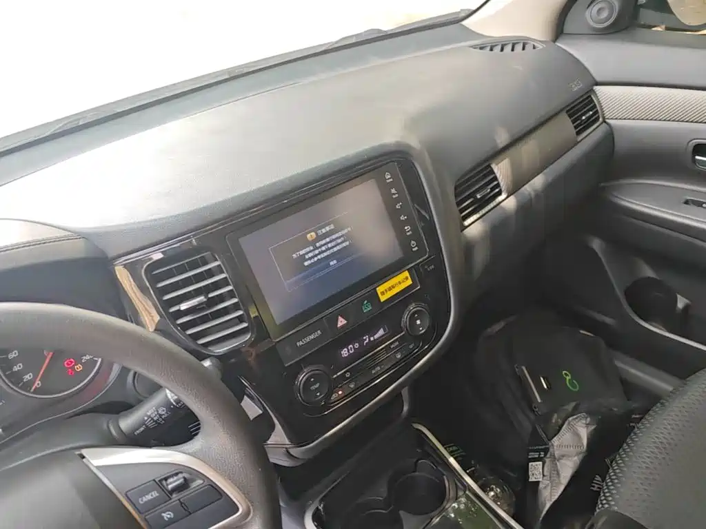 Фото 9 - Mitsubishi Outlander