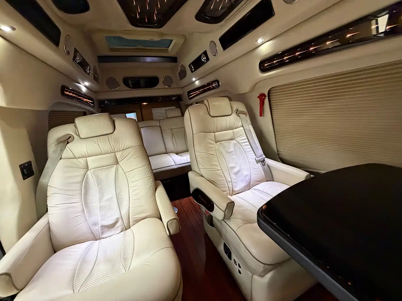 GMC Savana 2013 6.0L Luxury Privacy Screen 7-Seater фото 29