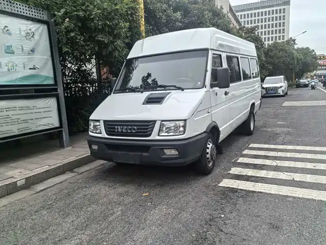Iveco 得意 2.5T A40, микроавтобус, задние двускатные колёса, средняя крыша, 5-9, мест, экокласс Китай V