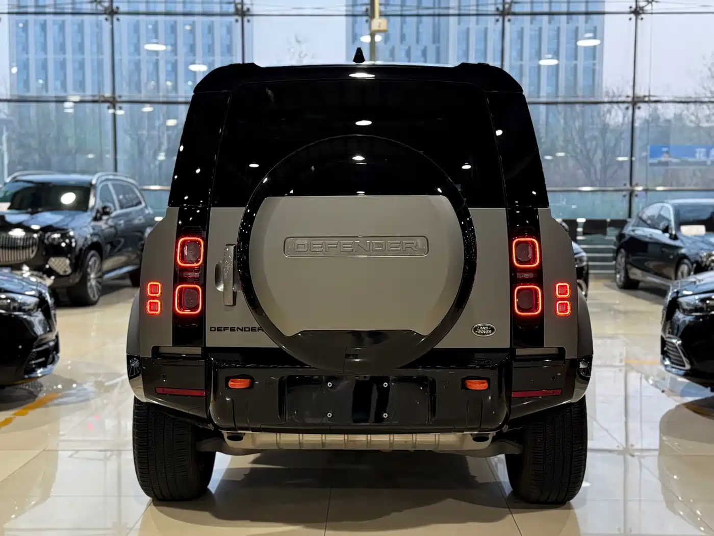 Land Rover Defender 2025 110 3.0T P400 X фото 26