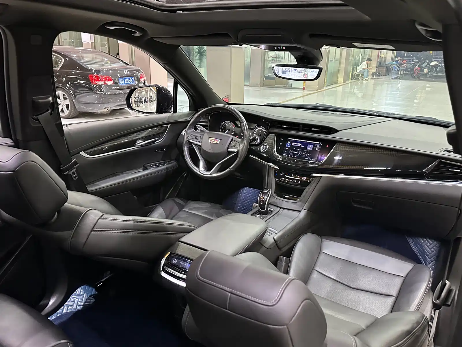 Фото 9 - Cadillac XT6
