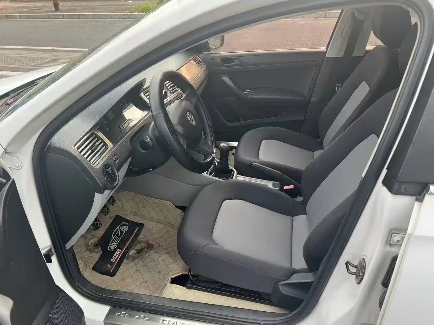 Škoda Rapid 2015 1.4L Manual Joy Selection фото 9