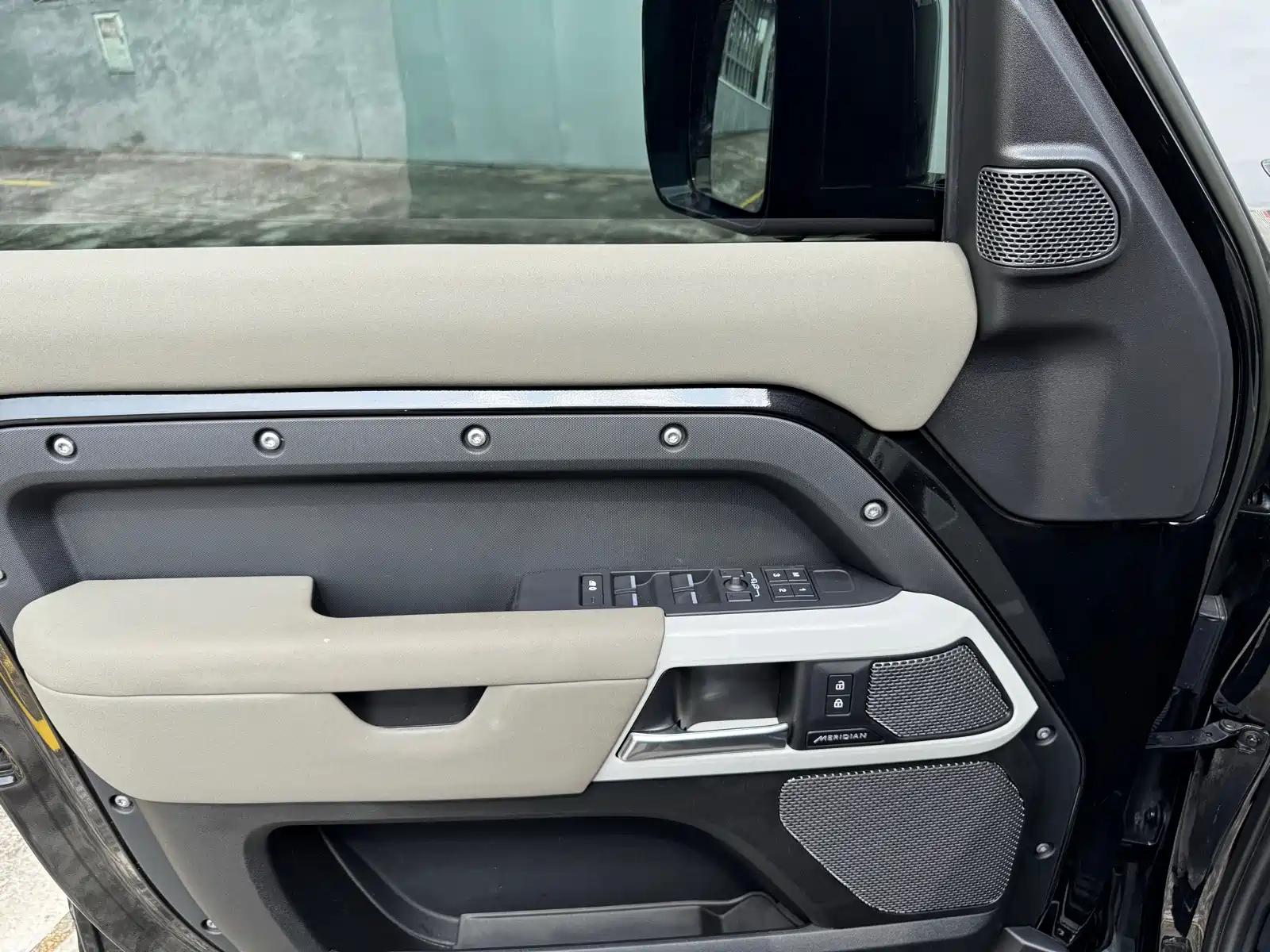 Photo 21 - Land Rover Defender
