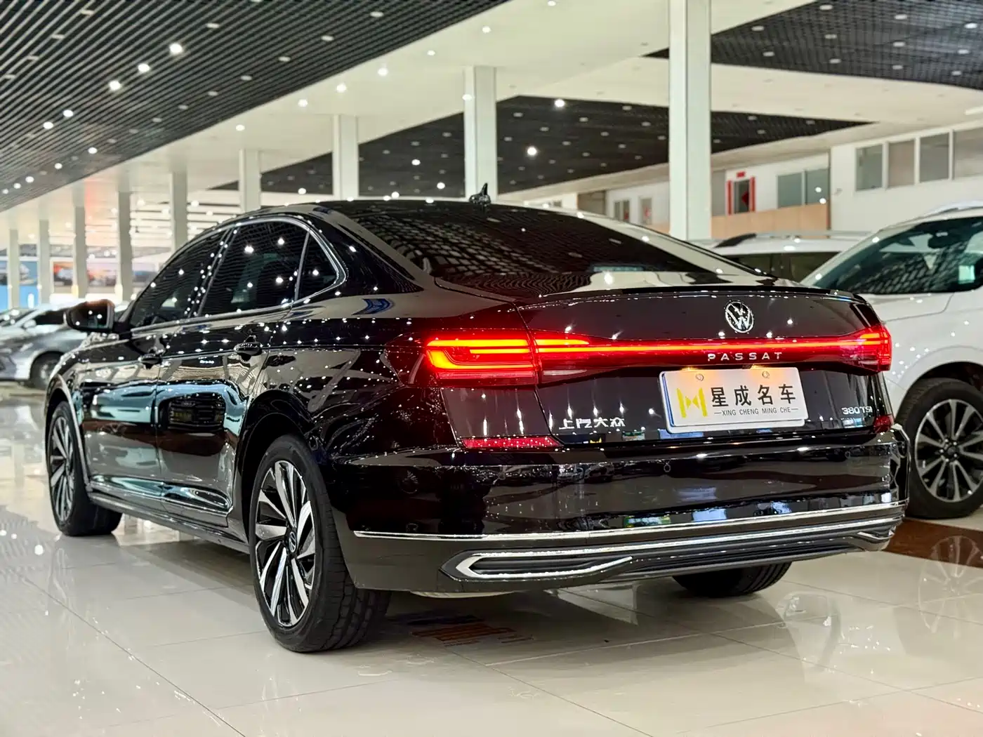 Volkswagen Passat 2024 380TSI Elite Edition фото 12