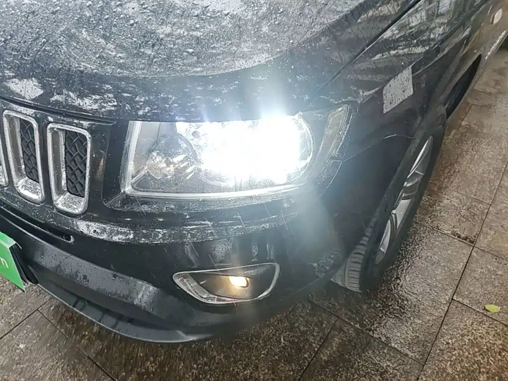 Photo 24 - Jeep Compass (Import)