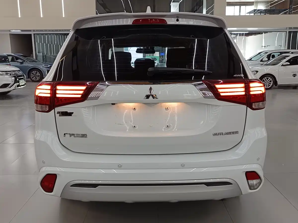 Mitsubishi Outlander 2020 2.4L 4WD Luxury 5-seater фото 3