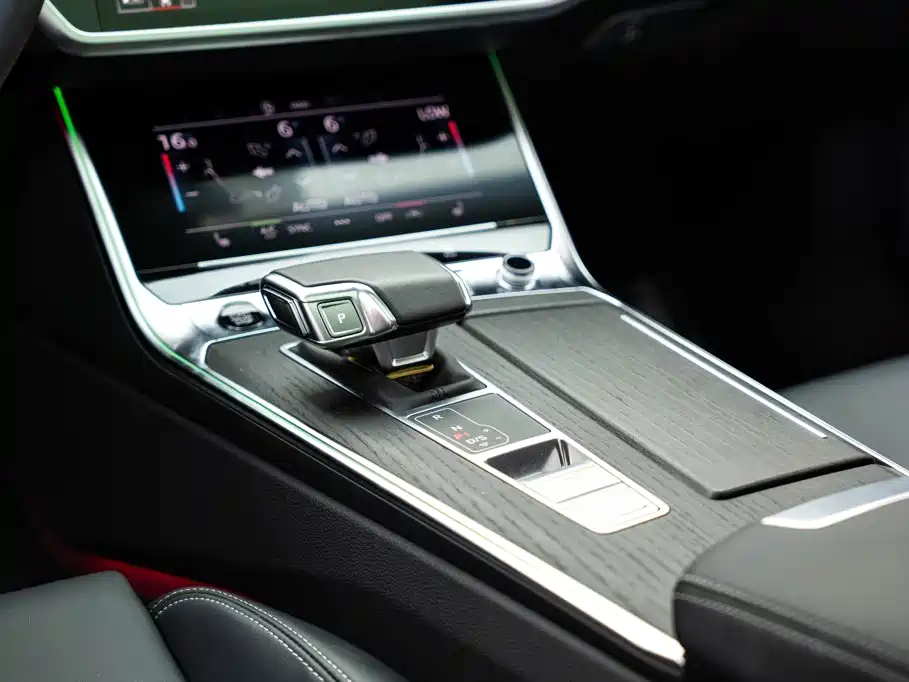 Фото 7 - Audi A6L