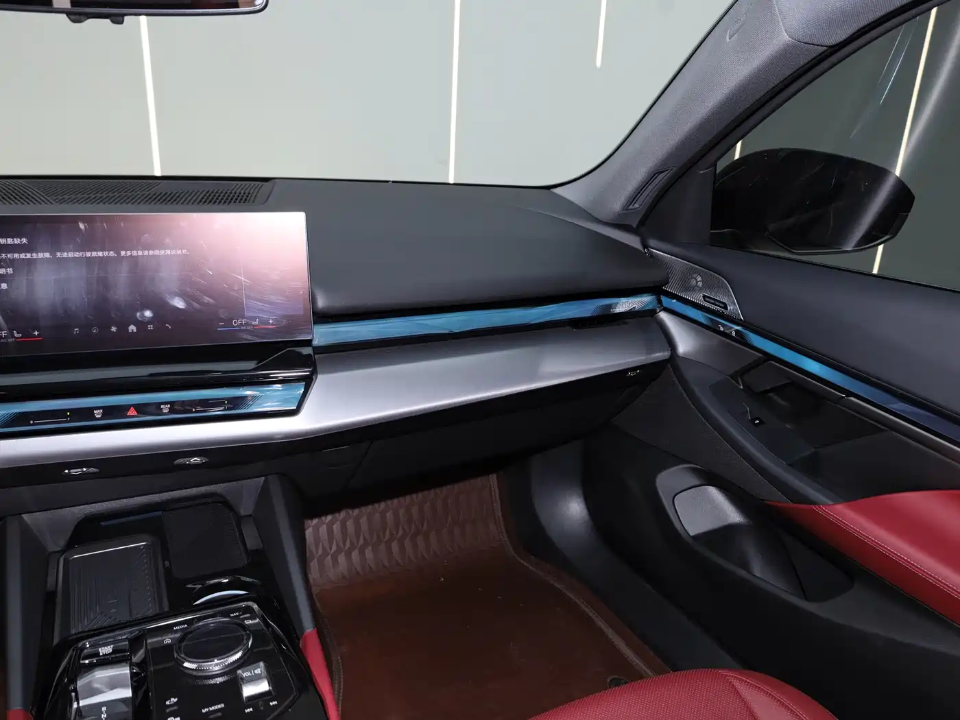 BMW 5 Series 2025 530Li Leading M Sport Package фото 25