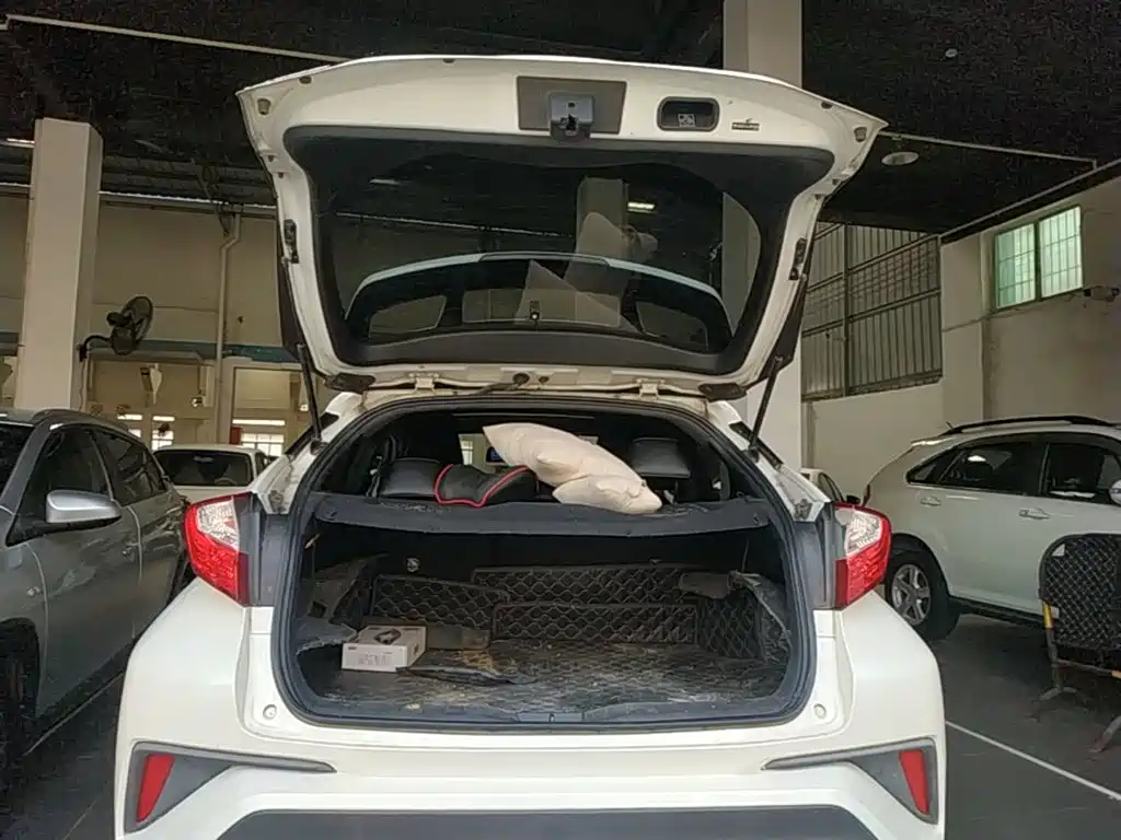 Фото 19 - Toyota C-HR