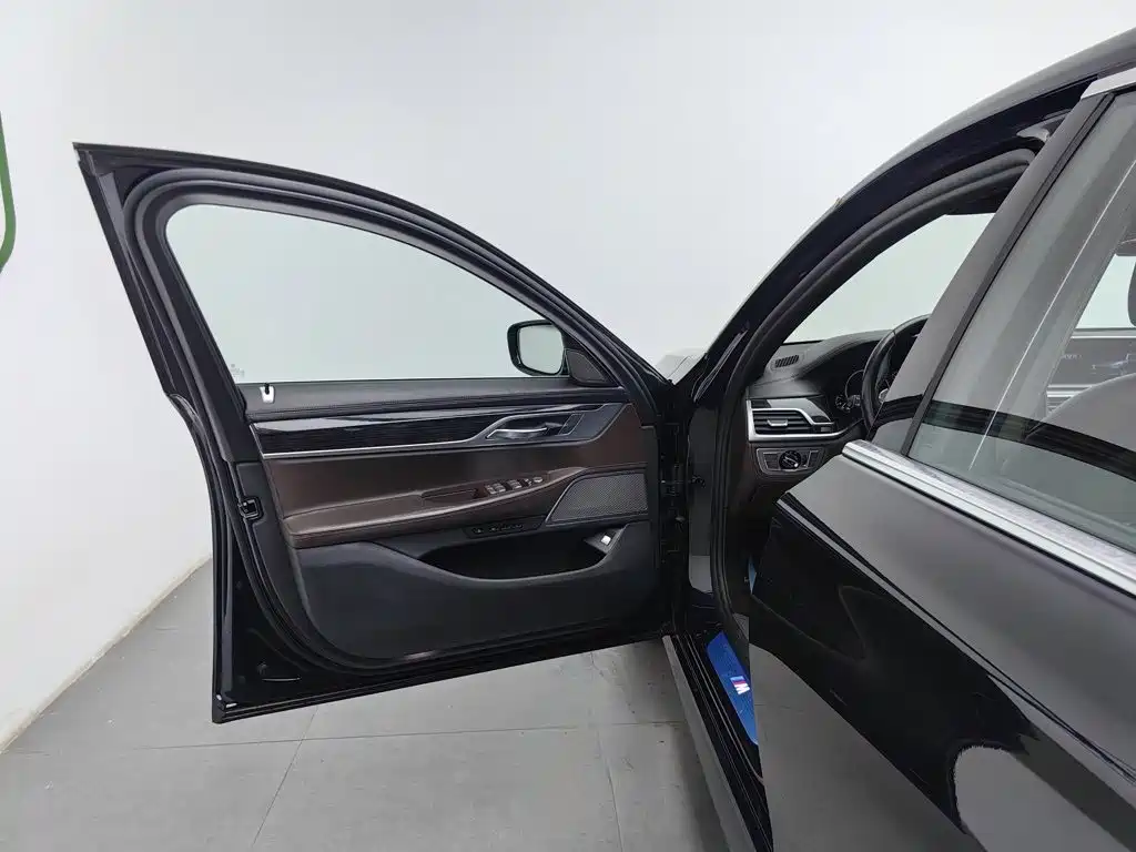Photo 8 - BMW 7 Series