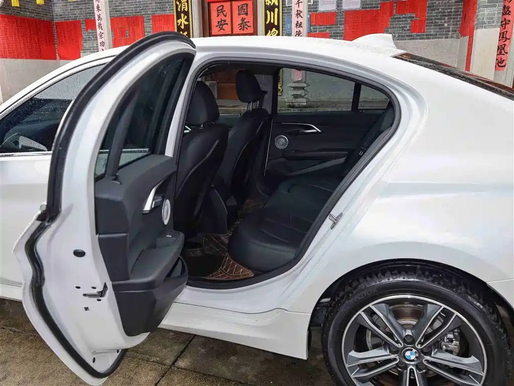 BMW 1 Series 2022 120i M Sport фото 6
