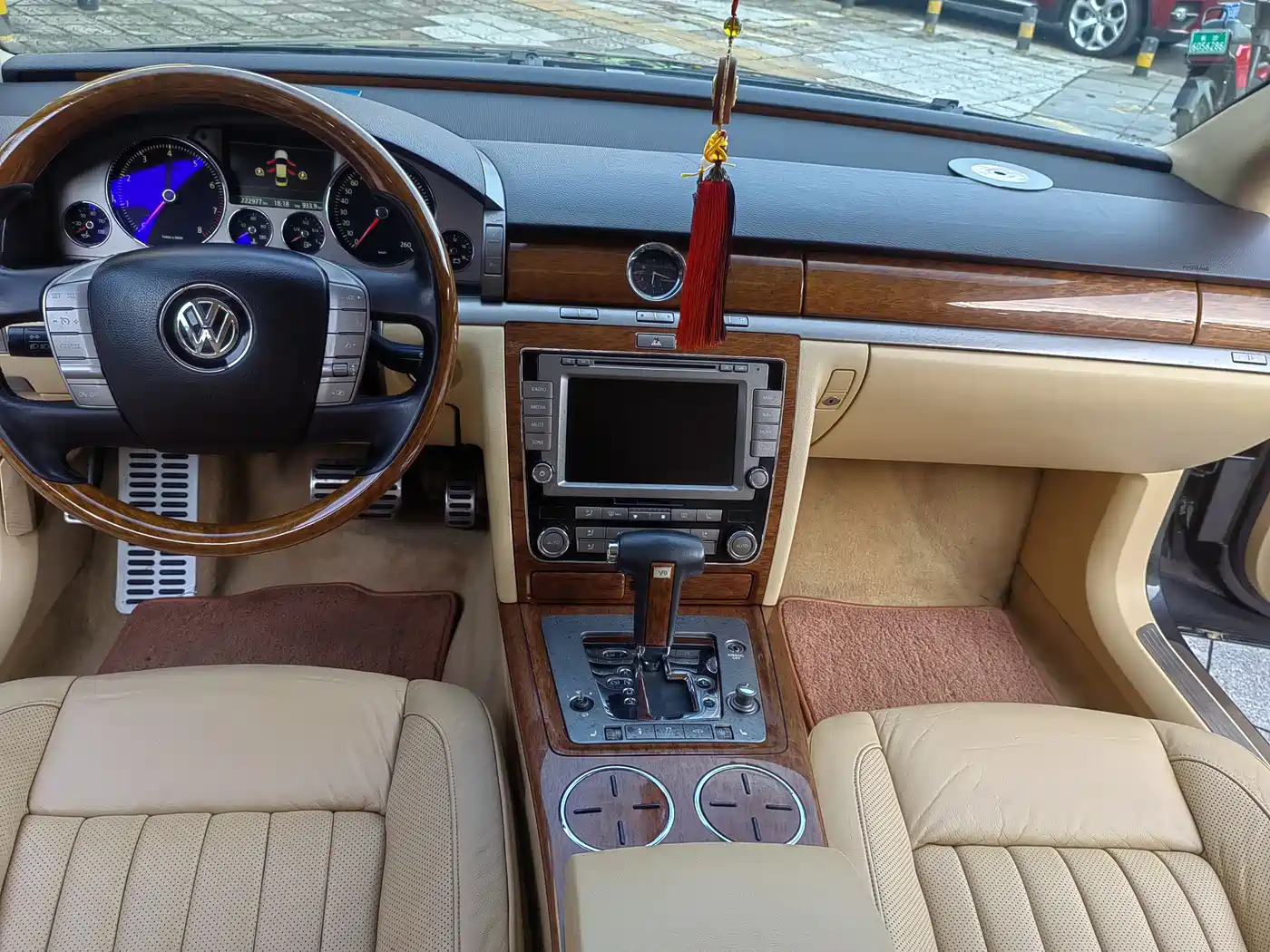 Volkswagen Phaeton 2011 3.6L V6 5-seat Extended Business Edition фото 14