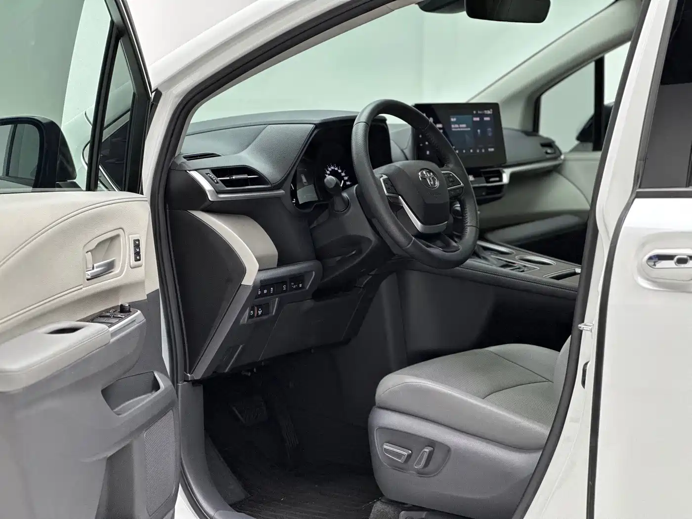 Toyota Granvia 2023 2022 2.5L Hybrid Premium Edition