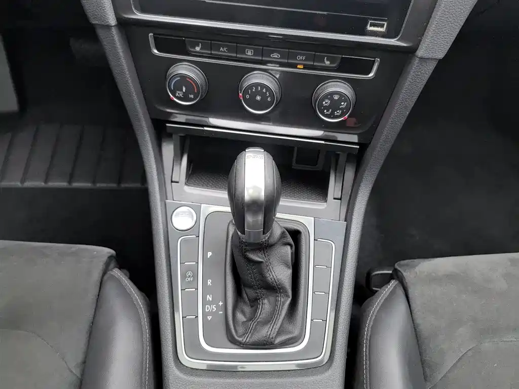 Volkswagen Golf 2020 Beloved Edition 280TSI DSG Luxury фото 13