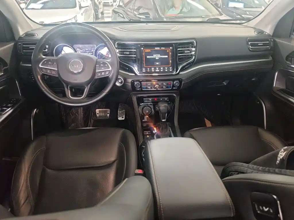 Photo 10 - Jeep Grand Commander