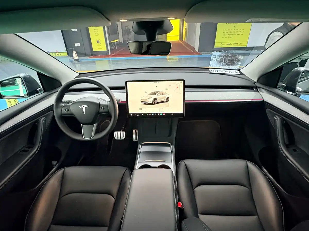 TESLA MODEL Y