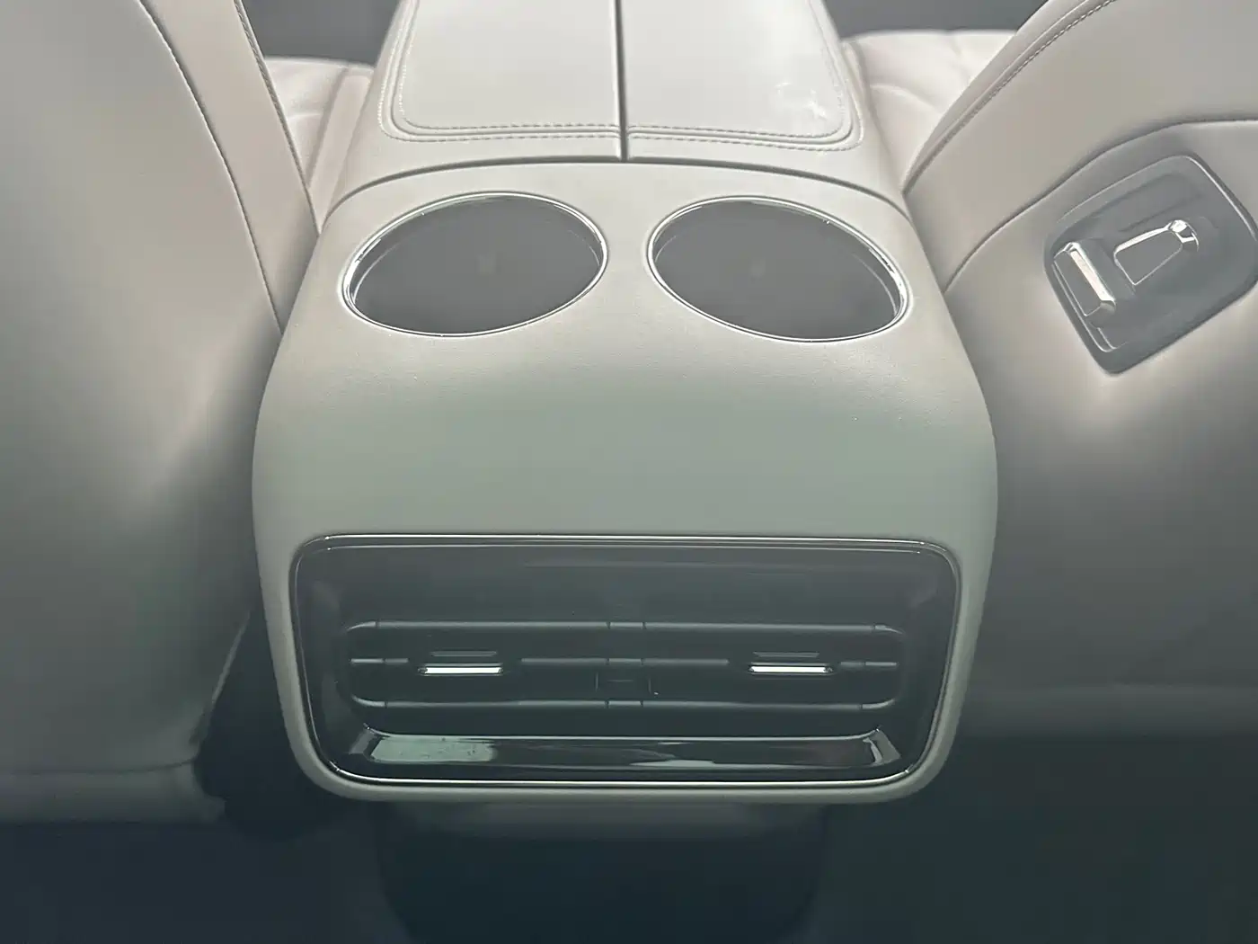 Geely Galaxy Galaxy Xingyao 8 2025 130km EM-i Premium Edition фото 16