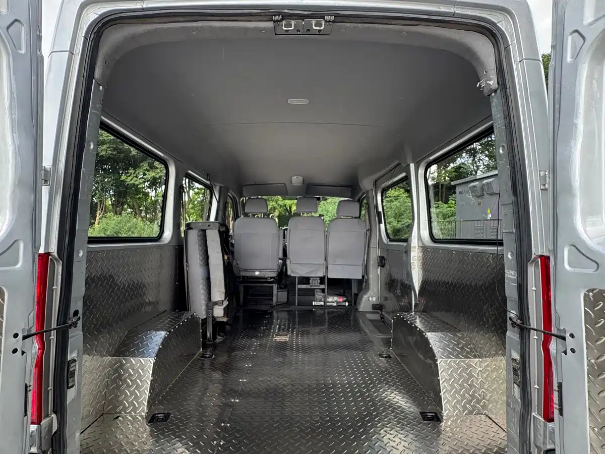 Dongfeng Yufeng Yufeng 2021 2020 2.5T V9 Logistics Vehicle Short Wheelbase Medium Roof 5-9-seater China V ZD25