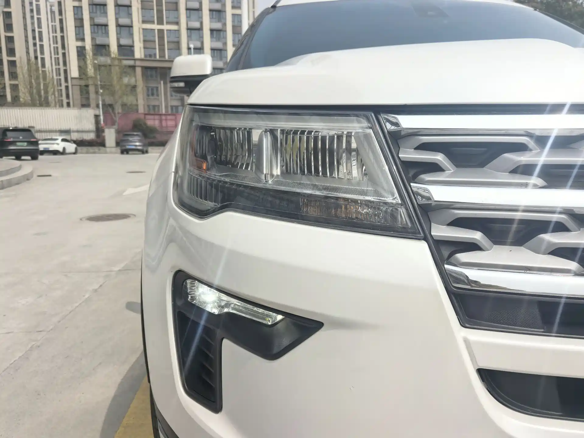Photo 5 - Ford Explorer (Import)