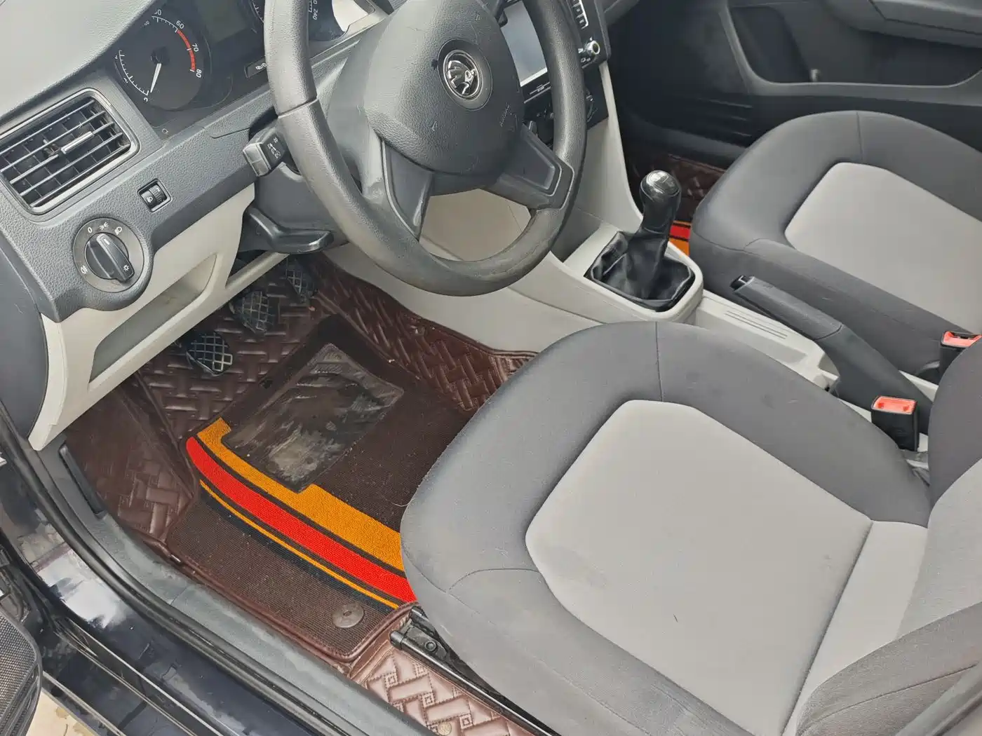 Škoda Rapid 2015 1.6L Manual Joy Selection фото 6