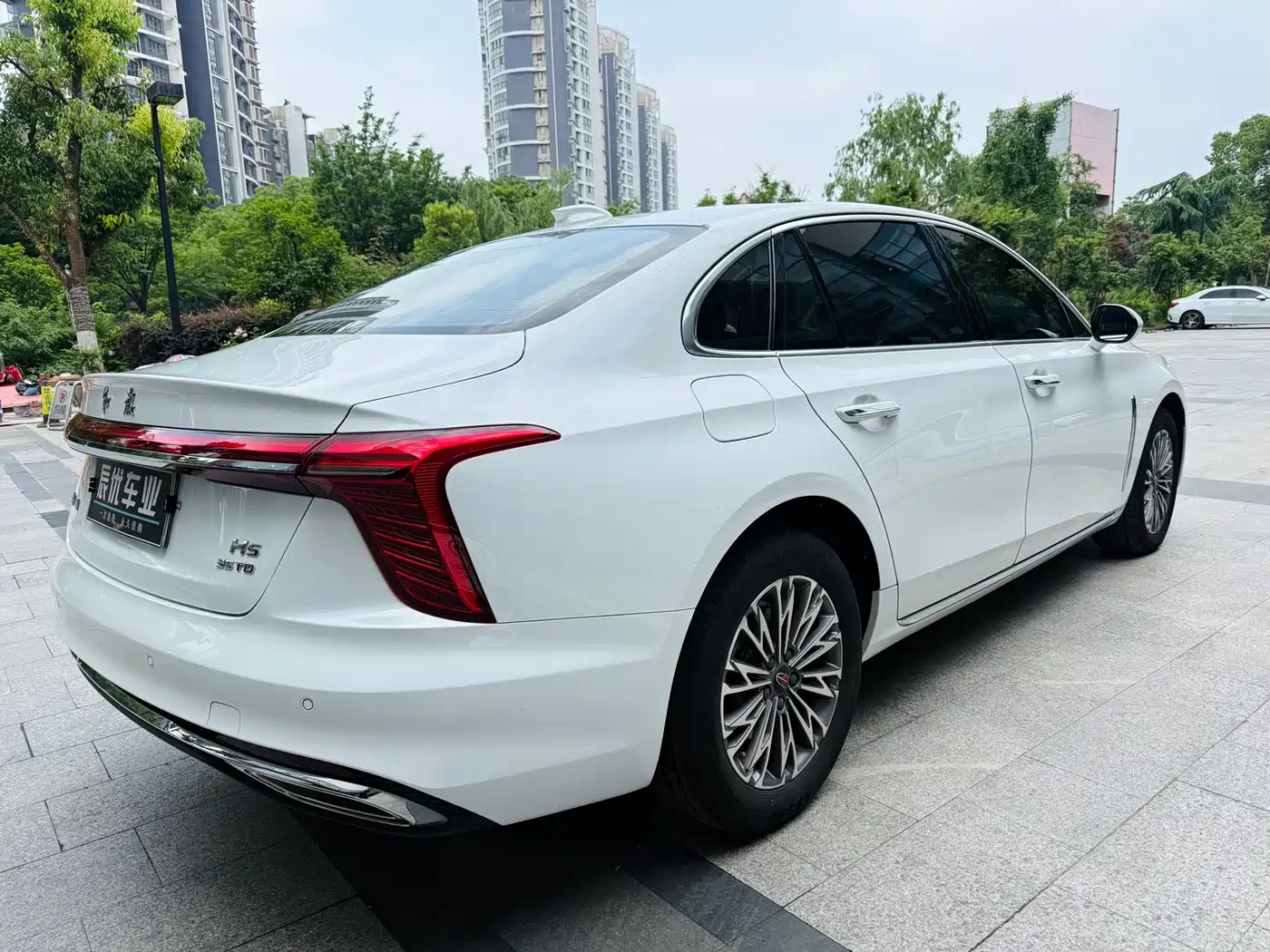 Hongqi H5 2024 1.5T DCT Smart Connect Flag Joy Edition фото 5