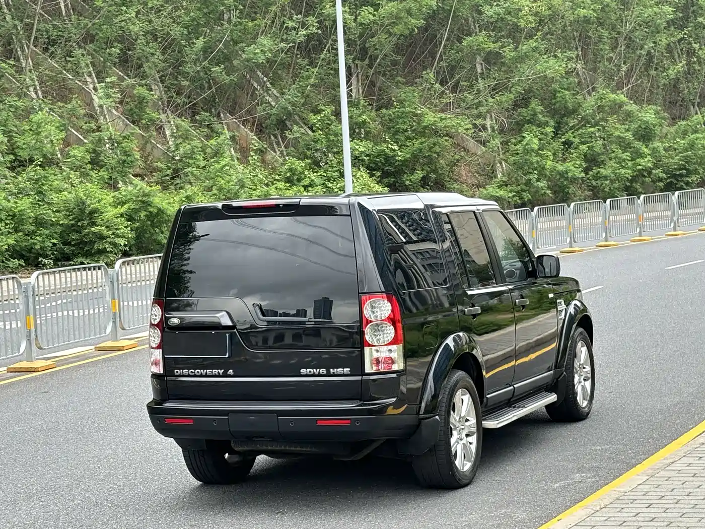 Land Rover Discovery 2013 3.0 SDV6 Black Premium Limited Edition фото 19