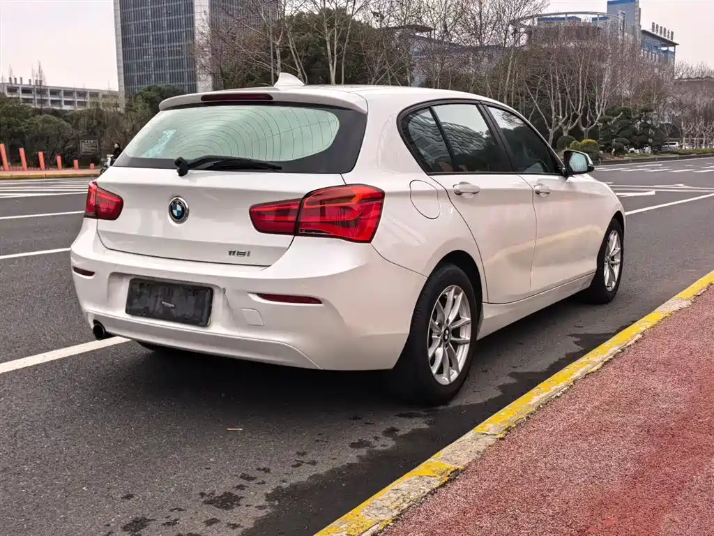 BMW 1 Series (Import) 2016 118i Leading фото 6